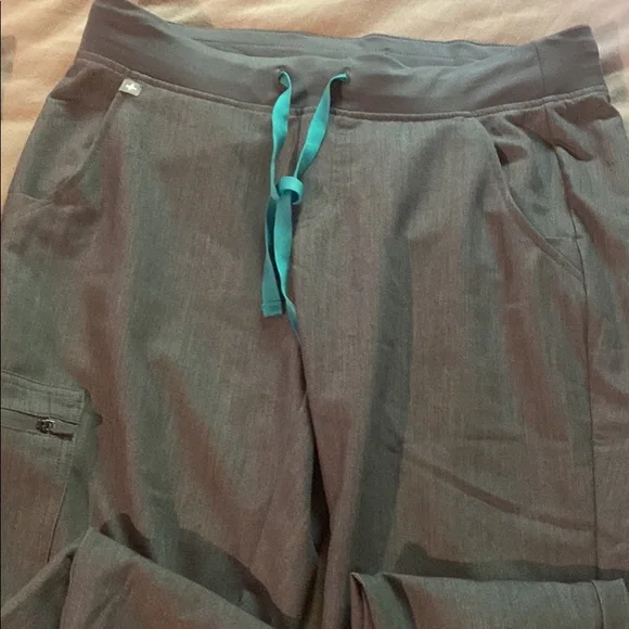 Graphite Fig Scrubs - Picture 3 of 4